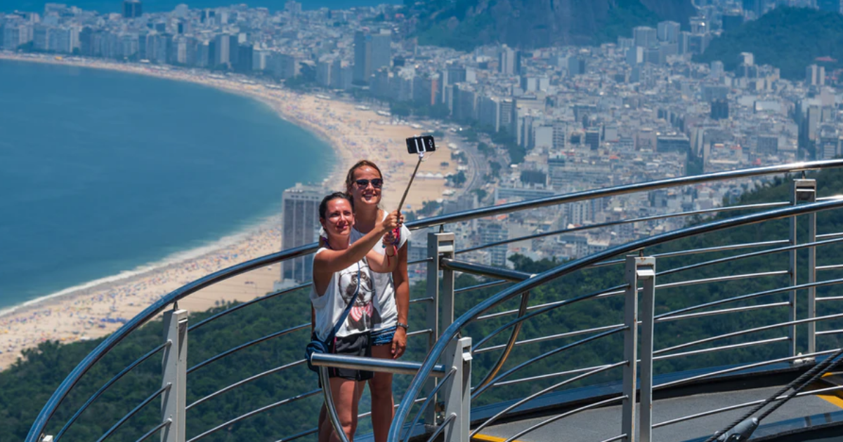 Turistas fazem selfie no Pão de Açucar