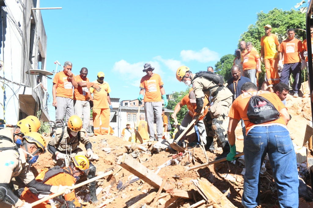 Agentes de Defensa Civil y la Empresa Municipal de Limpieza Urbana trabajando juntos en un evento de deslizamiento de tierras, ocurrido después de fuertes lluvias Fuente: Alcaldía de Niterói