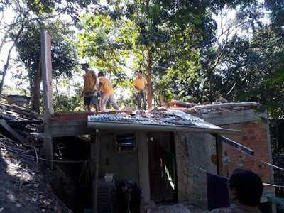 El trabajo de localizar y demoler requiere mucho esfuerzo de los equipos, ya que las ubicaciones son de difícil acceso. Fuente: Alcaldía de Niterói