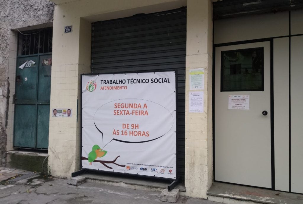 La oficina social, ubicada en São José, atiende a la población beneficiada por las obras, los reasentamientos y la regularización de tierras. Fuente: Clementine Tribouillard