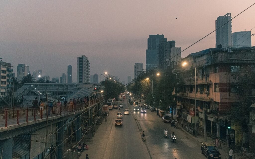 calle y coches en mumbai