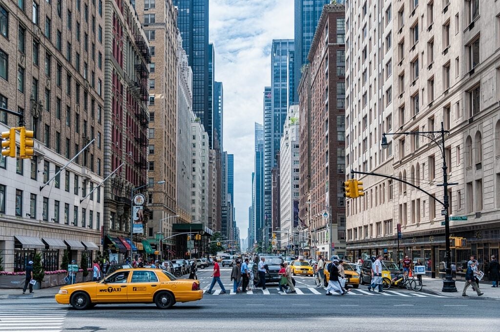 calle de nueva york con rascacielos y taxis amarillo