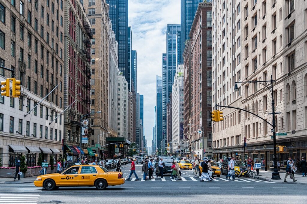 calle de nueva york con rascacielos y taxis amarillo