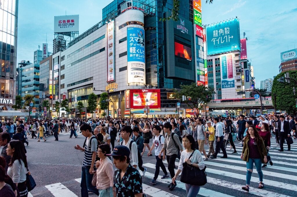Sibuya en Tokio con gente caminando