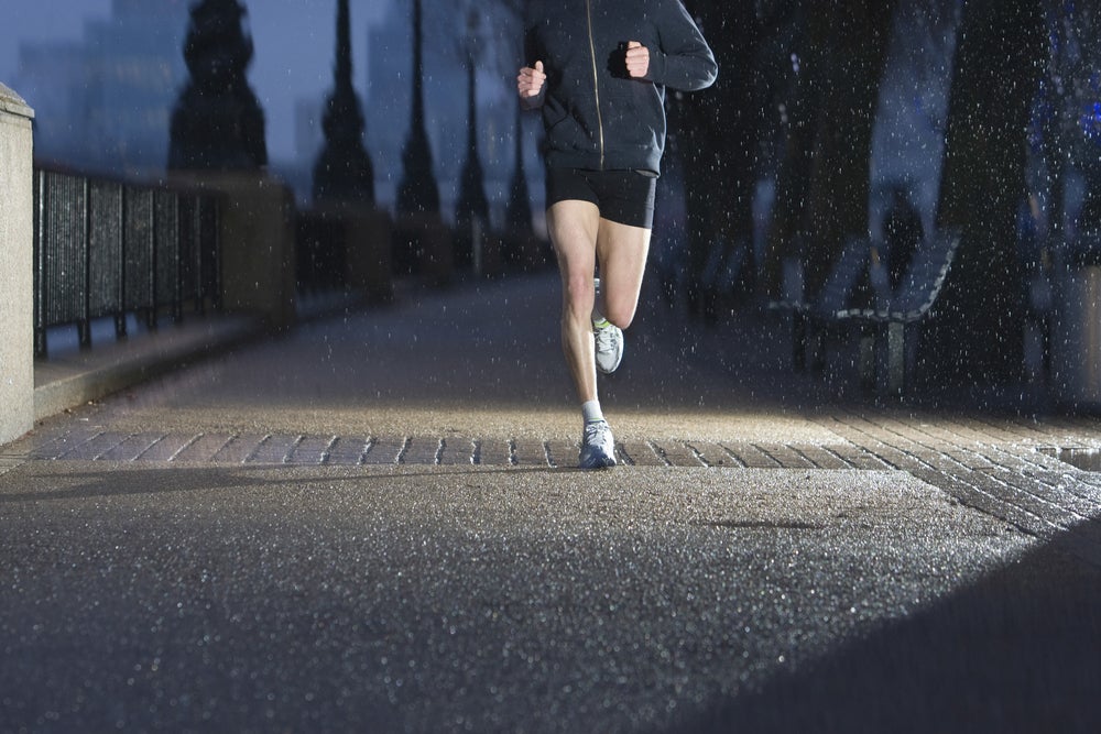 Hombre practicando running y corriendo en la noche 