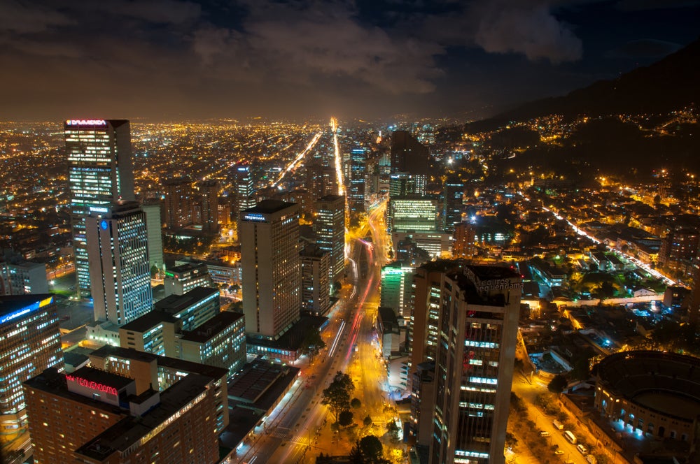 Iluminación de Bogotá por la noche, calles con luces 