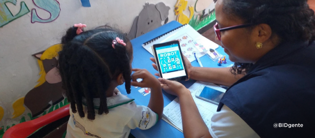 Agente de un programa de desarrollo infantil evalúa a niña de 5 años con una aplicación móvil