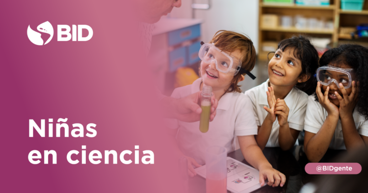 3 niñas de 6 años sonrien en un laboratorio de ciencia