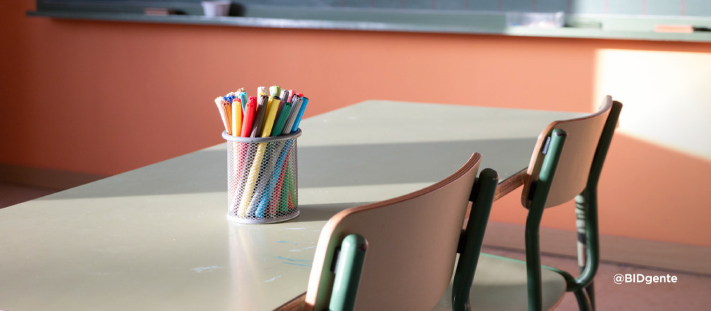 lapicero sobre una mesa en un aula infantil vacía