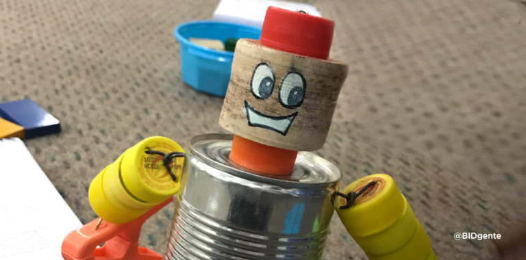 juguete casero elaborado con latas