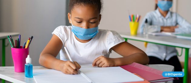 niña vuelve al jardín de infantes pandemia
