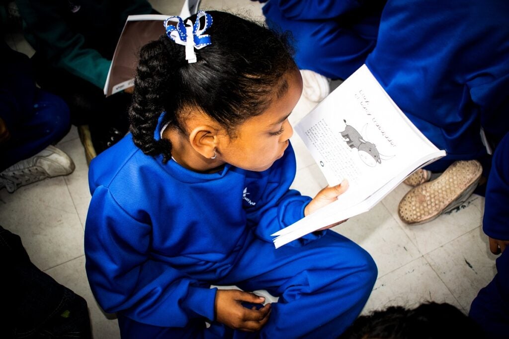 Una niña de 6 años en una escuela aprende a leer