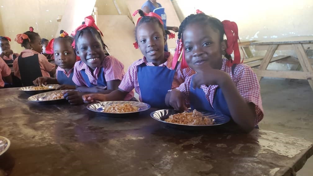 Un grupo de niños haitianos en la escuela