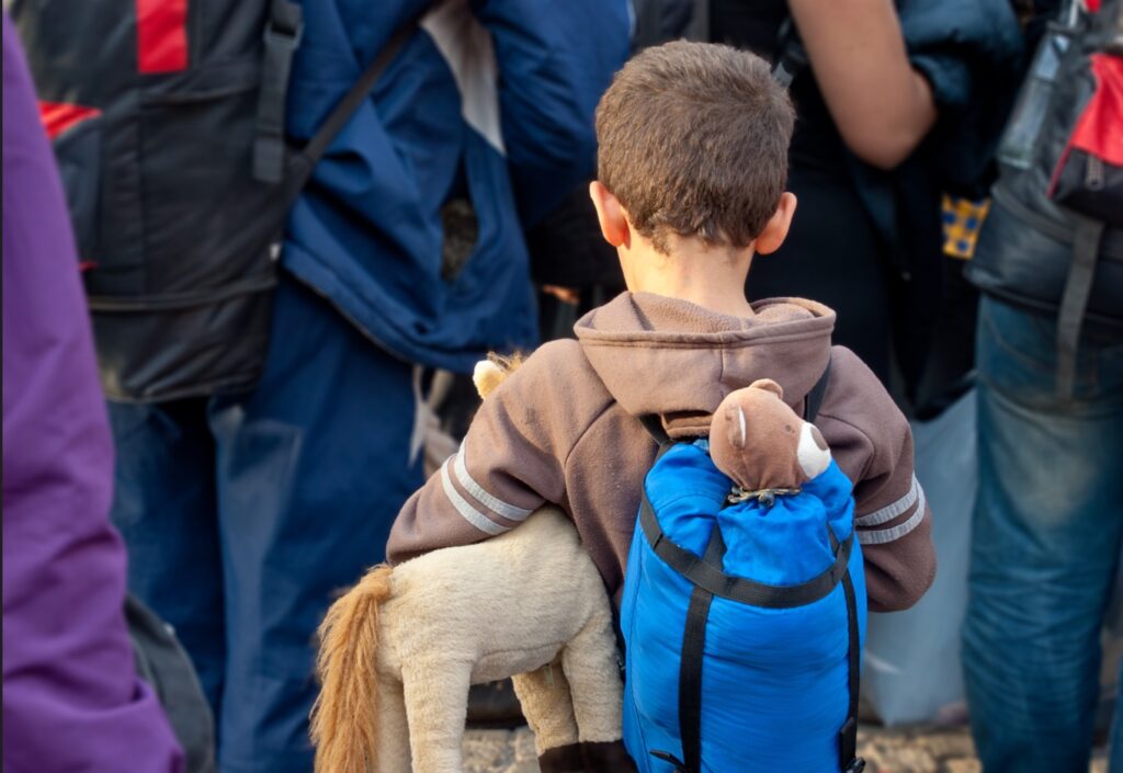 Un niño de espalda con una mochila