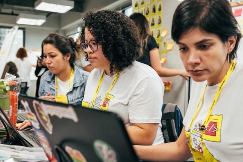 Tres mujeres trabajan en la industria tech