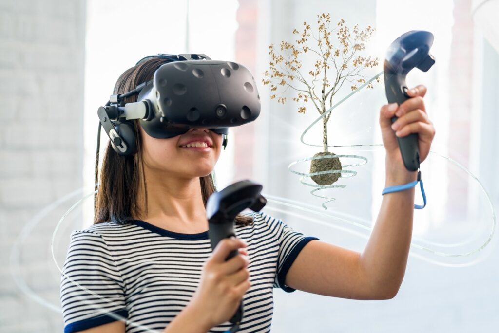 una joven usa un dispositivo de realidad virtual