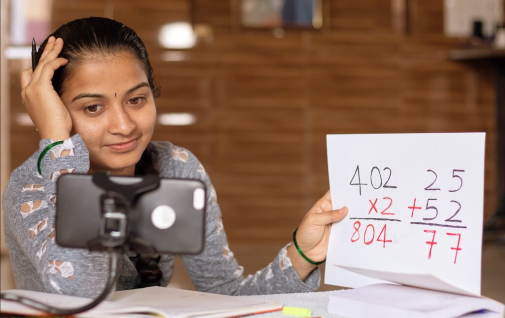 Una niña toma una clase de matemáticas de manera virtual
