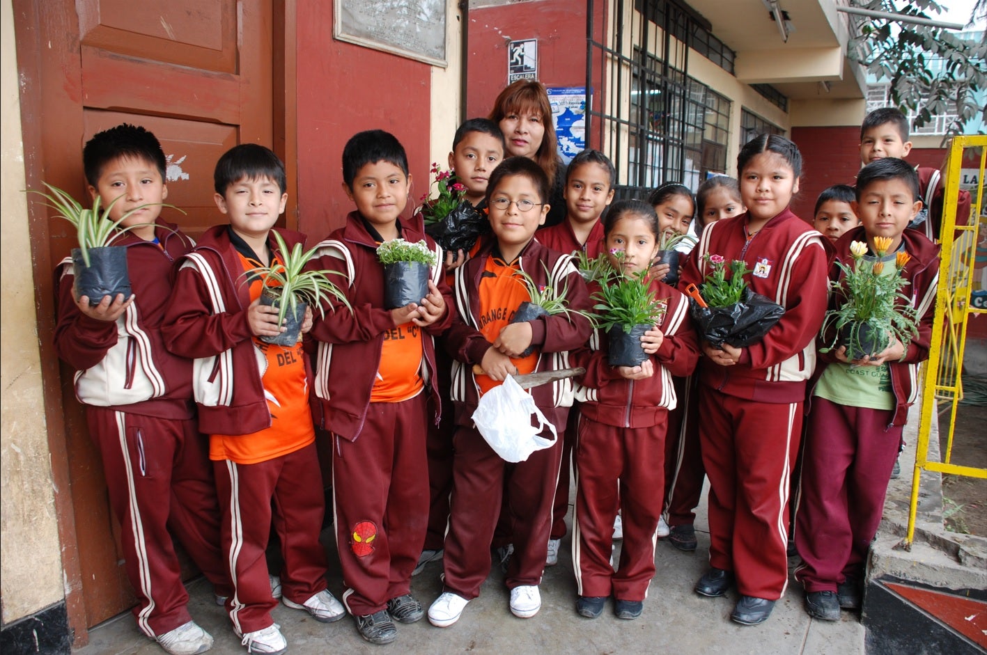 Niños de escuela de América Latina van a plantar varias plantas