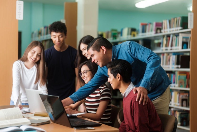 Un grupo de jovenes trabaja con una computadora