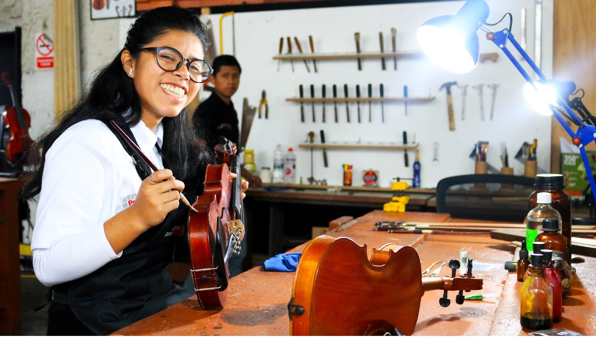 Una joven luthier en Perú