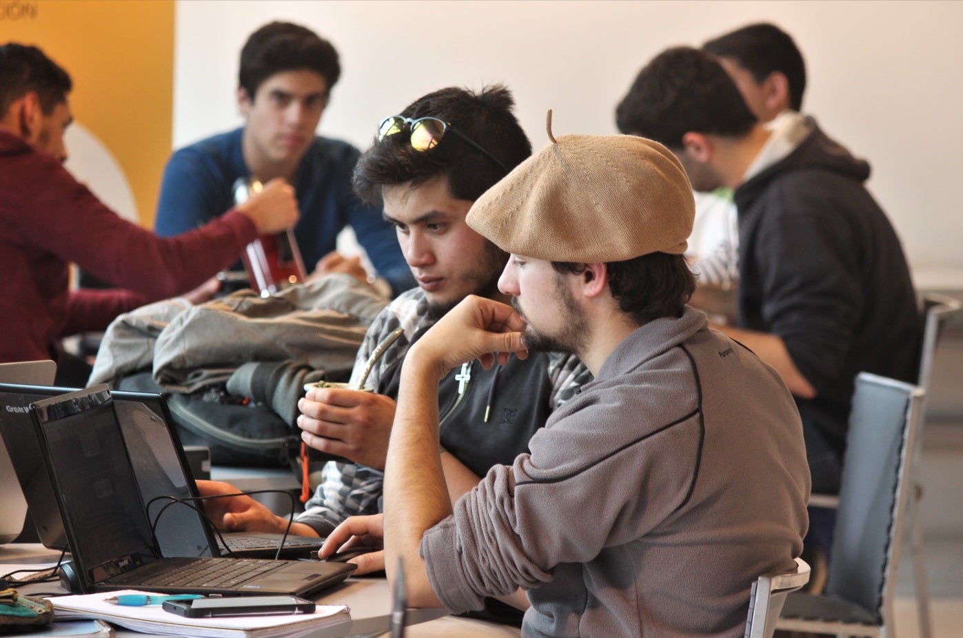 grupo de jóvenes estudiantes uruguayos