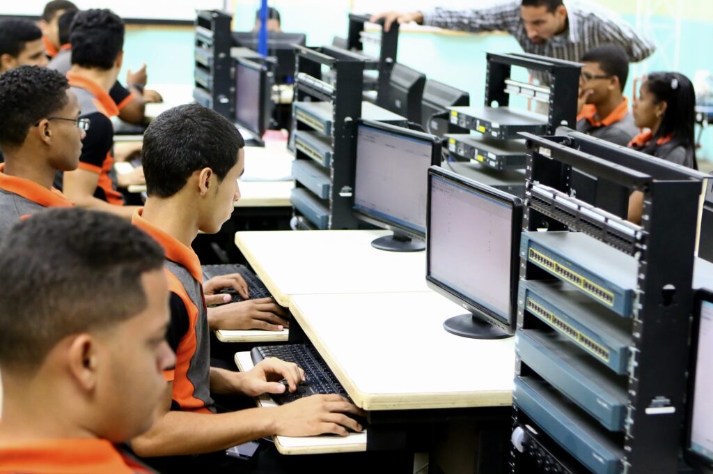 Un grupo de estudiantes trabaja en computadoras