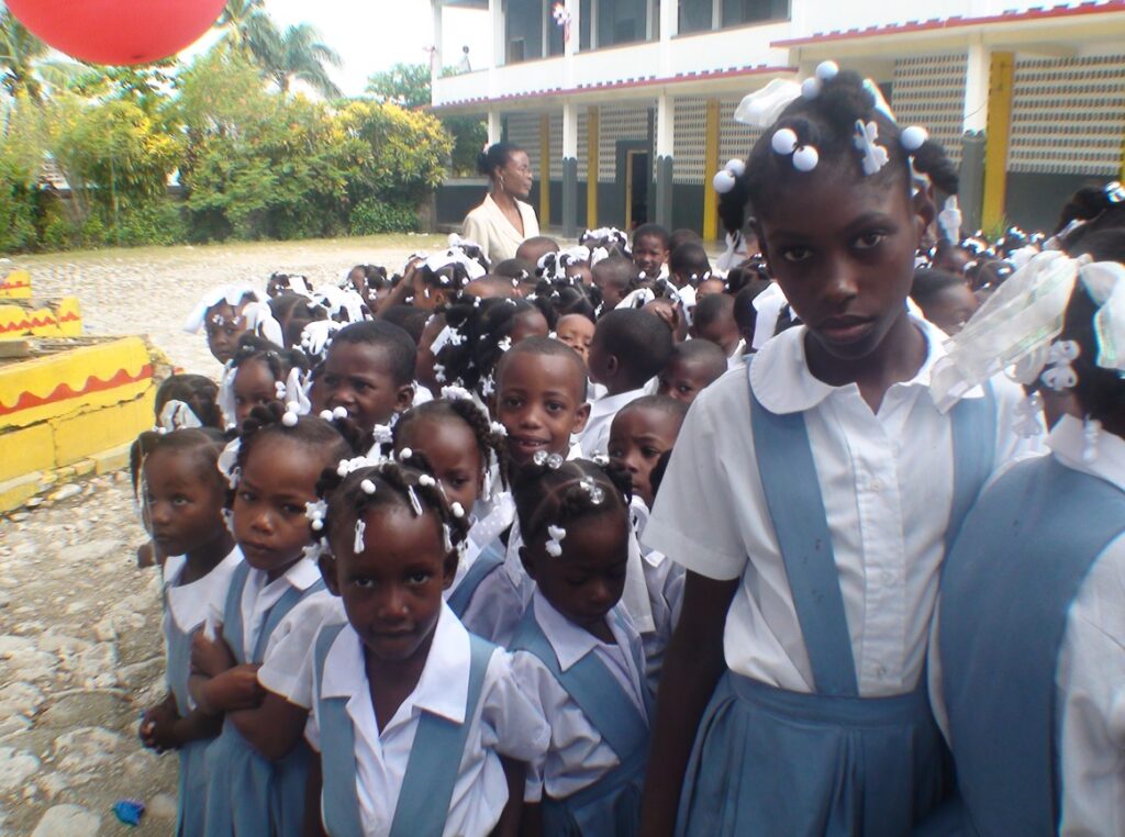 Niñas en edad escolar en Haití