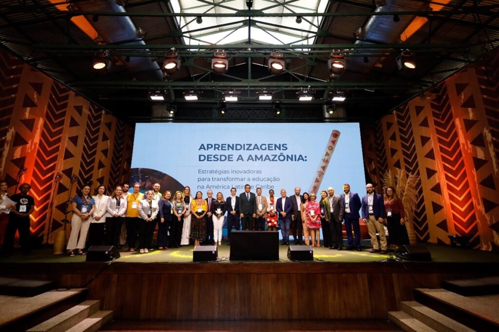 La foto muestra a un auditorio con todos los participantes del evento "Estrategias innovadoras para transformar la educación" que se realizó en la Amazonia