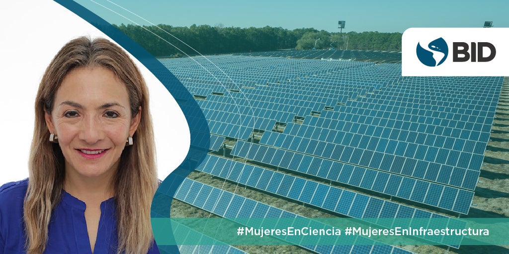 Blanca Ruiz- Mujer sobre fondo transparente de paneles solares