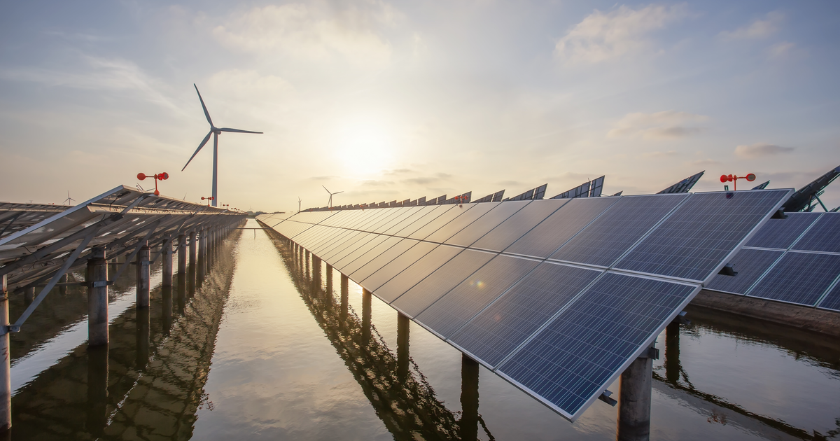 Paneles solares-un plan para alcanzar 70% de energía renovable