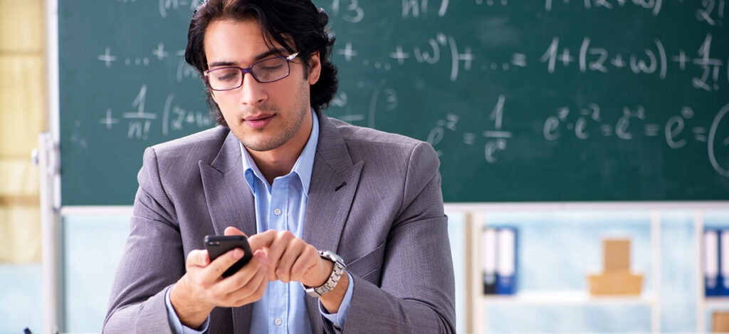 Rendimiento escolar alumnos padres profesores mensajes de texto SMS