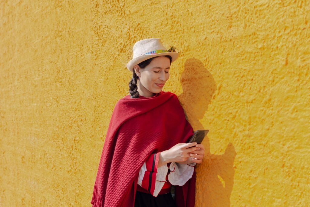 Mujer indígena colombiana con un celular.