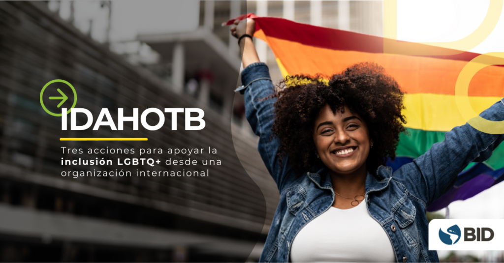 Persona queer acompaña el título de la entrada de blog en el día IDAHOTB: Tres acciones para apoyar la inclusión LGBTQ+ desde una organización internacional