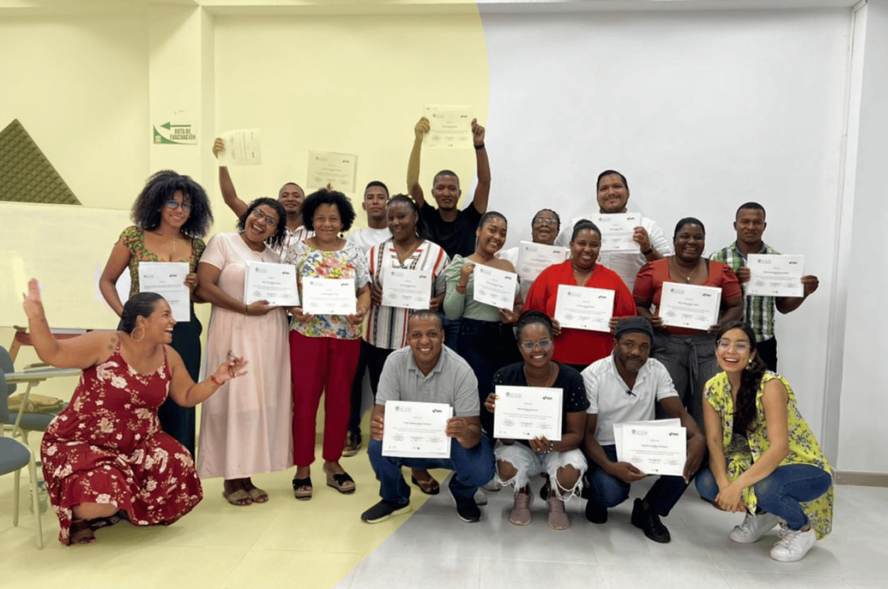 Participantes celebrando el cierre del proceso de formación en Tumaco, Nariño