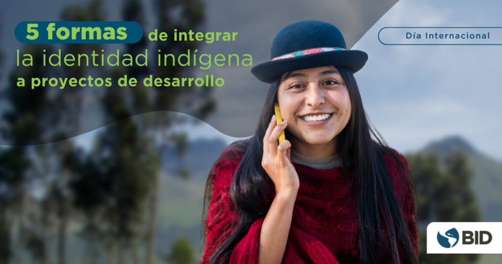 Mujer joven indígena sostiene un smartphone.