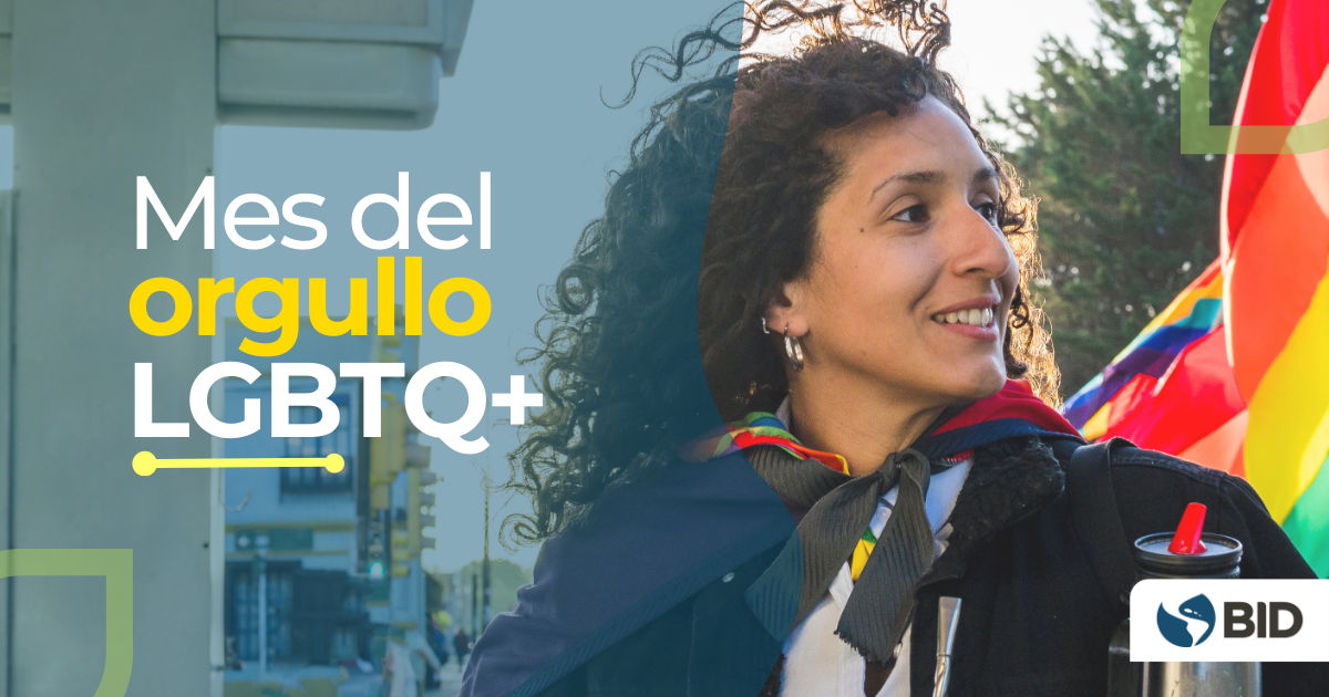 Persona sonriendo acompaña el anuncio del Mes del Orgullo LGBTQ+