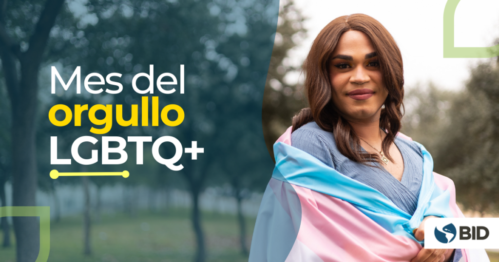 Mujer latina sonríe y posa con bandera trans