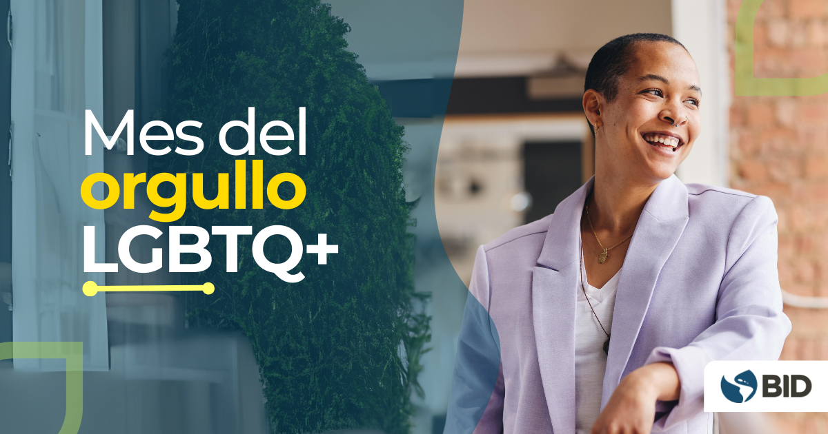 Una persona sonriente, acompaña el banner del Mes del orgullo LGBTQ+