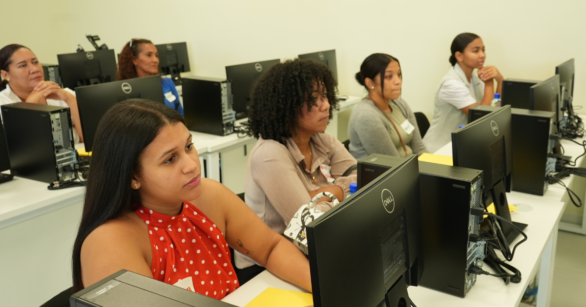 Un grupo de seis mujeres dominicanas en una clase para trabajar en el centro CEDI-Mujer en Santiago, República Dominicana.