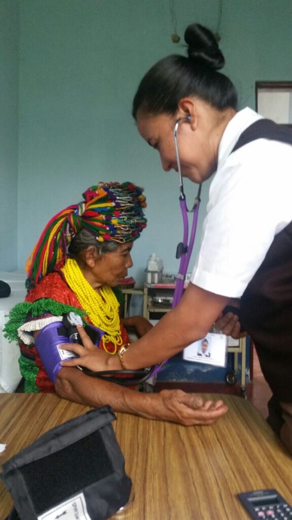 Adulta mayor indígena maya recibe chequeo de su presión arterial