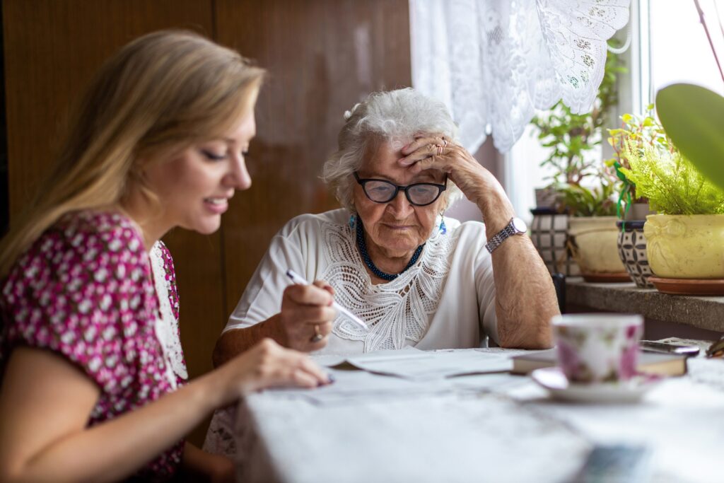 Enfermera cuida a adulta mayor