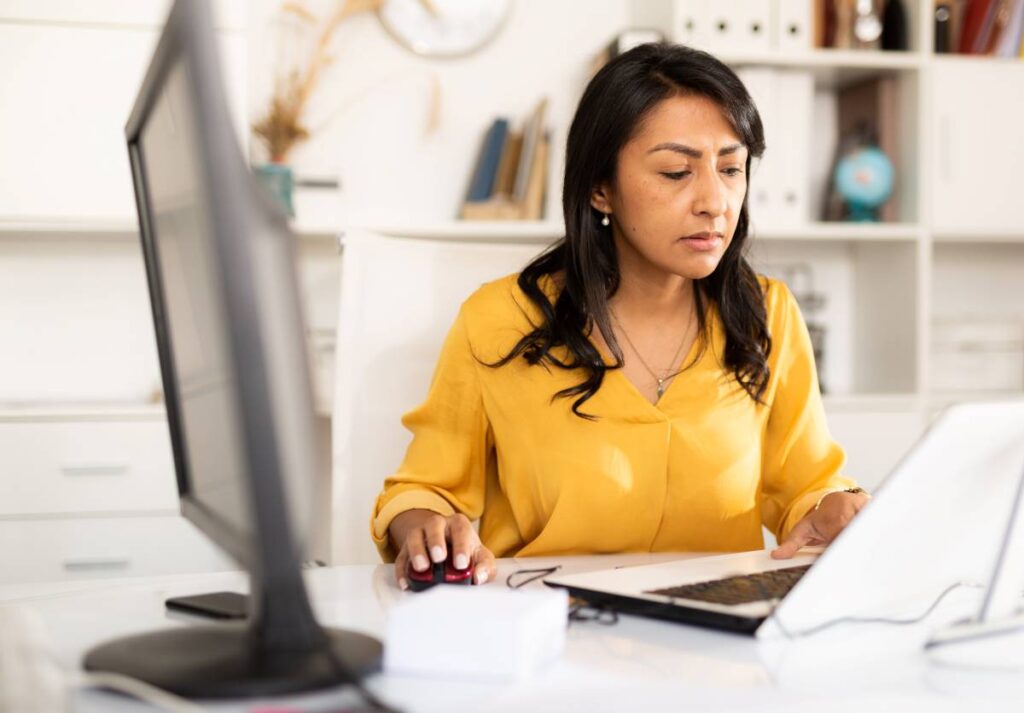 Mujer emprendedora usa su computadora