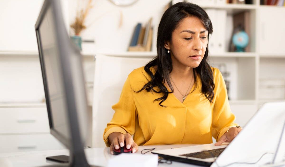 Mujer emprendedora usa su computadora