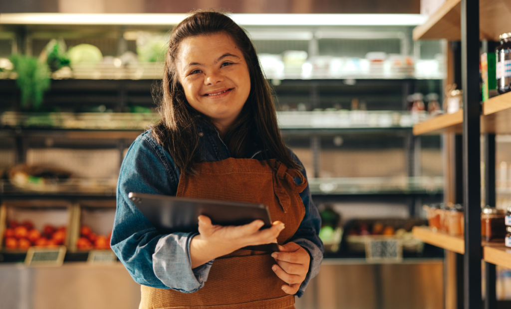Mujer con sindrome de Down trabajando