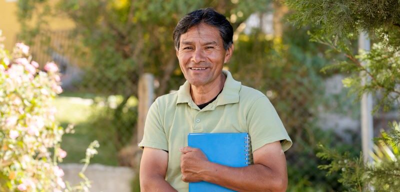 Hombre indíegna latinoamericano sonriendo