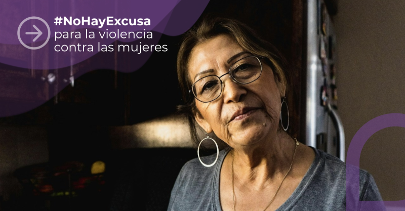 Mujer mayor latinoamericana mirando seria a la cámara.