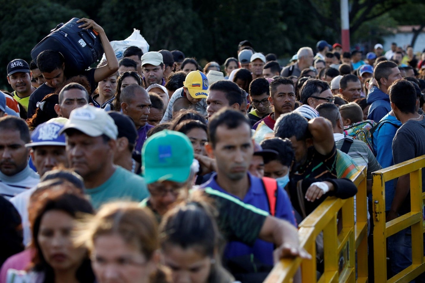 Personas caminando en una caravana de migrantes