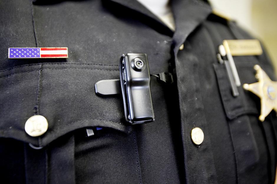 Las cámaras corporales de la policía de Las Vegas cuestan 320 dólares la  hora