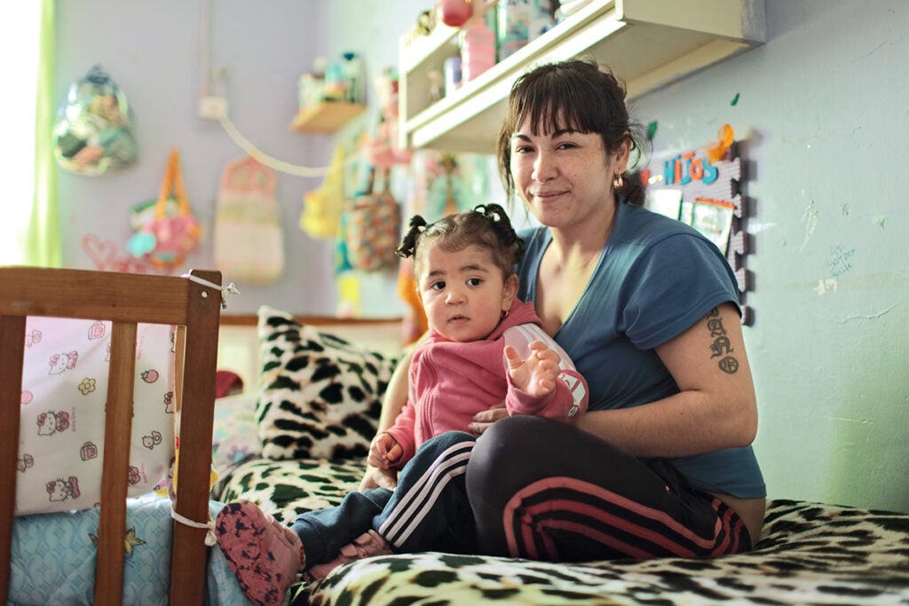Mujeres en conflicto con la ley en Chile. Reinserción Social. Mujer chilena con bebé en brazos