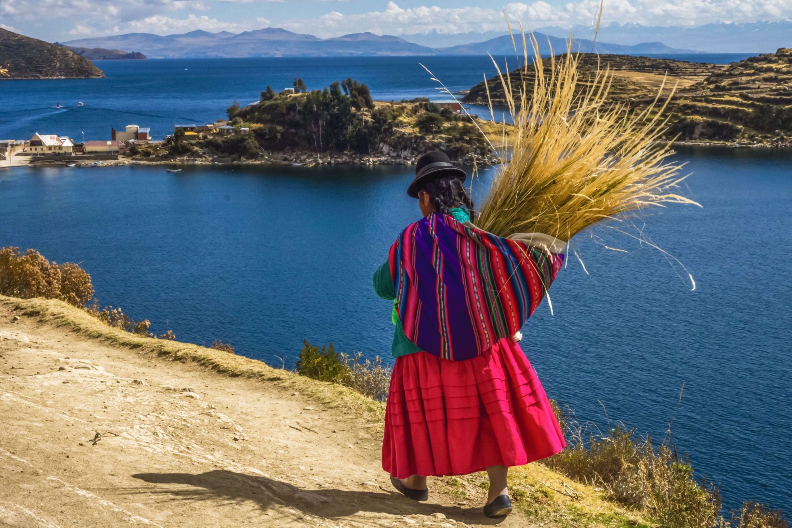 Пресноводное озеро в латинской америке. Боливия озеро Титикака. Южная Америка озеро Титикака. Озеро Титикака Перу. Озеро в Латинской Америке Титикака.